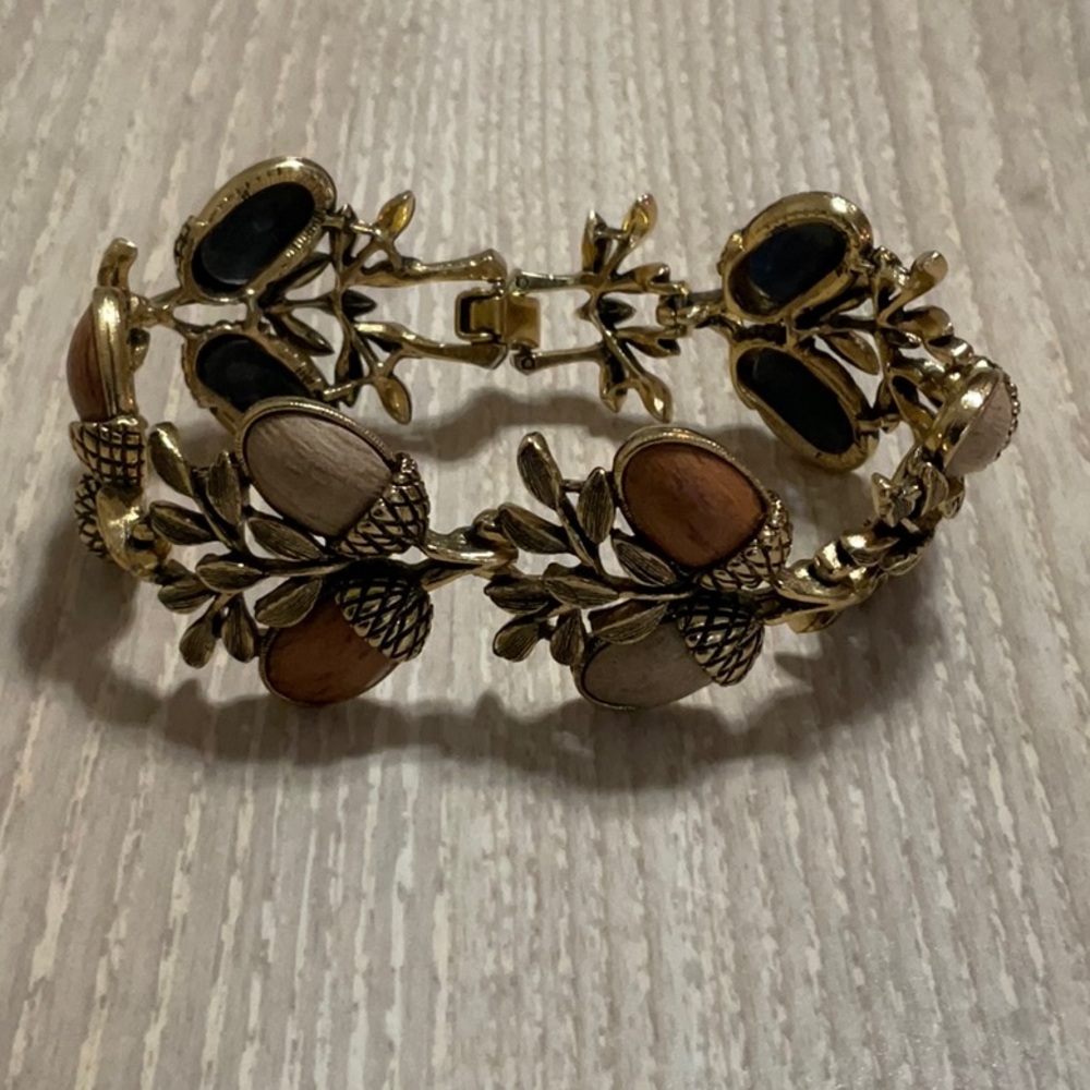Vintage Coro, pre-owned vintage unsigned Coro thermoset faux wood acorn bracelet